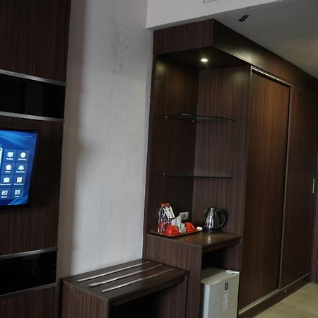 New Hollywood Hotel Pekanbaru Exterior foto