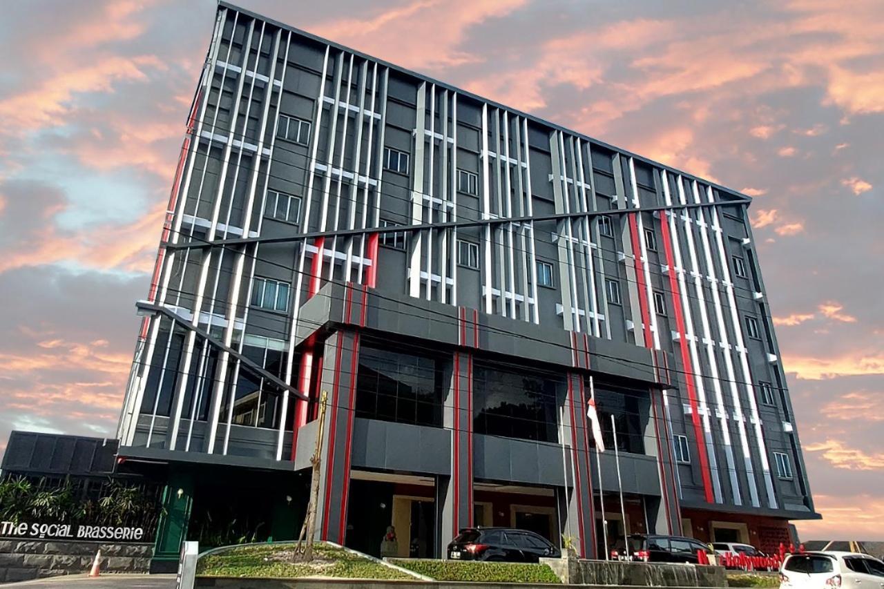 New Hollywood Hotel Pekanbaru Exterior foto