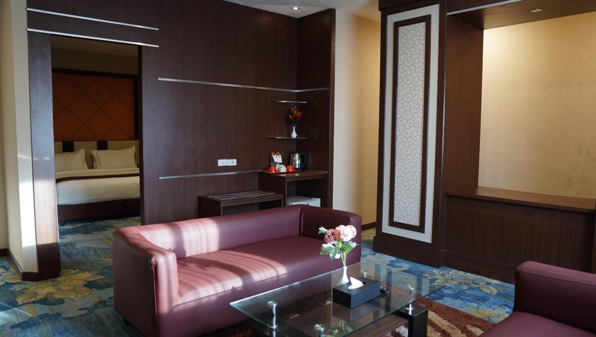 New Hollywood Hotel Pekanbaru Exterior foto