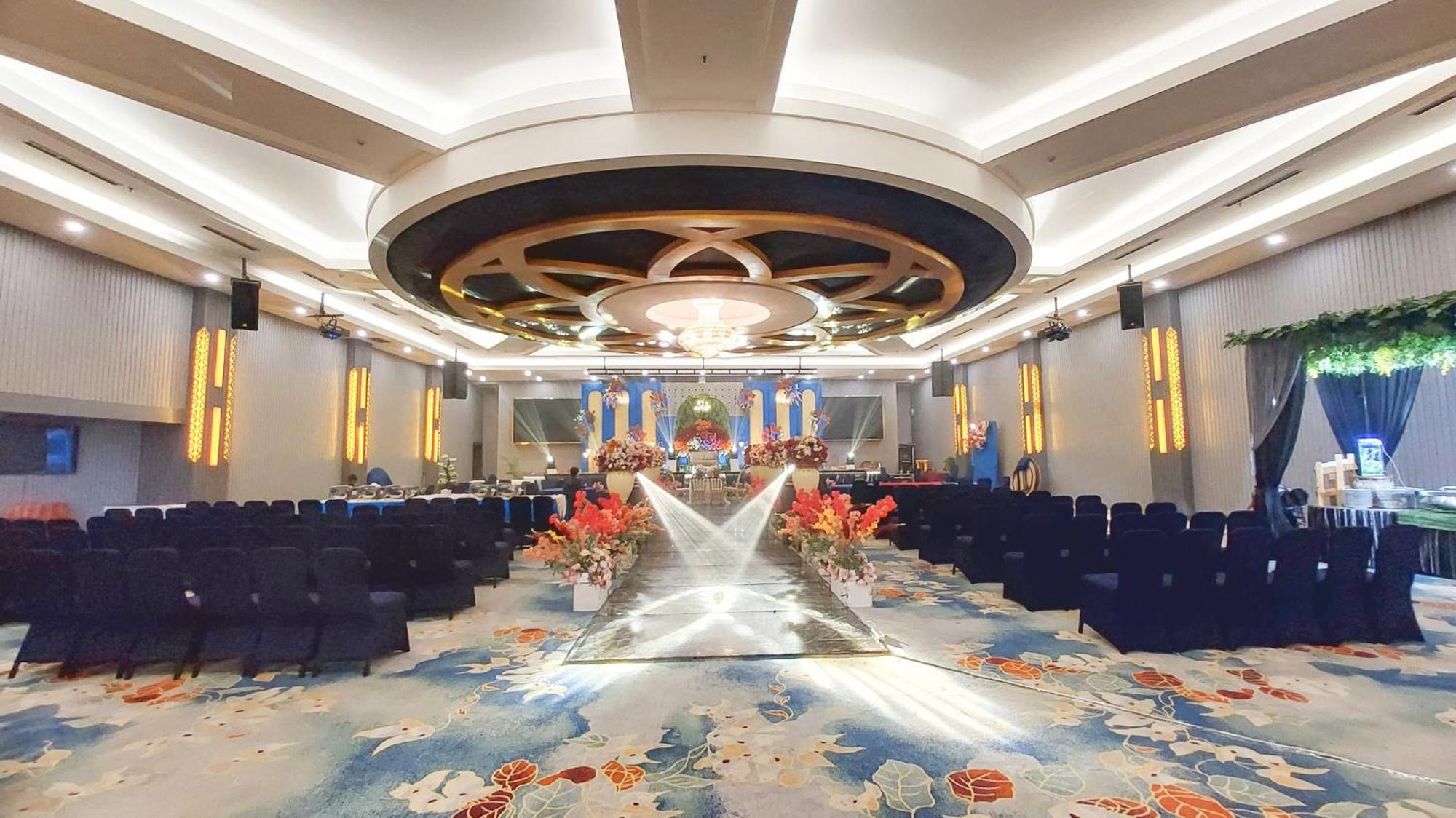 New Hollywood Hotel Pekanbaru Exterior foto