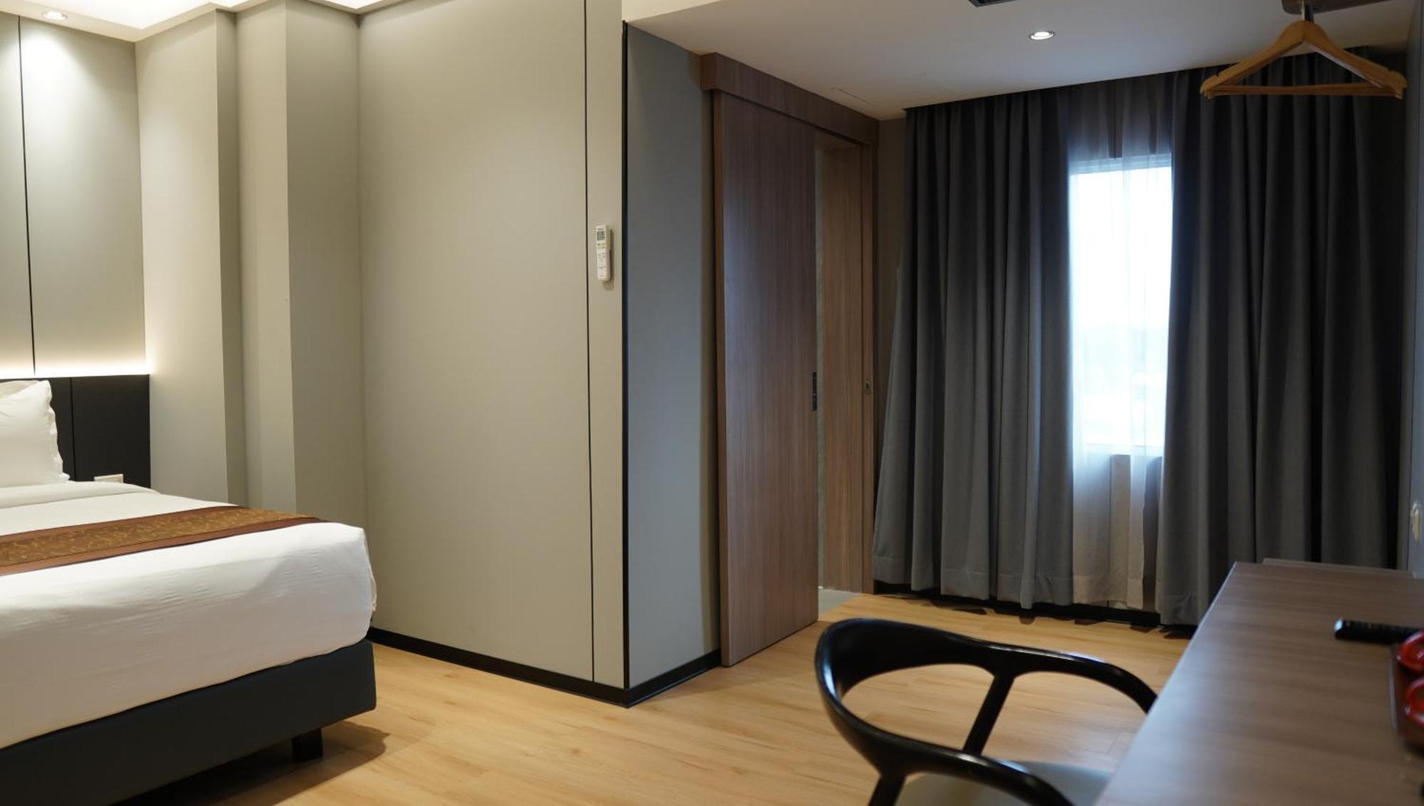 New Hollywood Hotel Pekanbaru Exterior foto