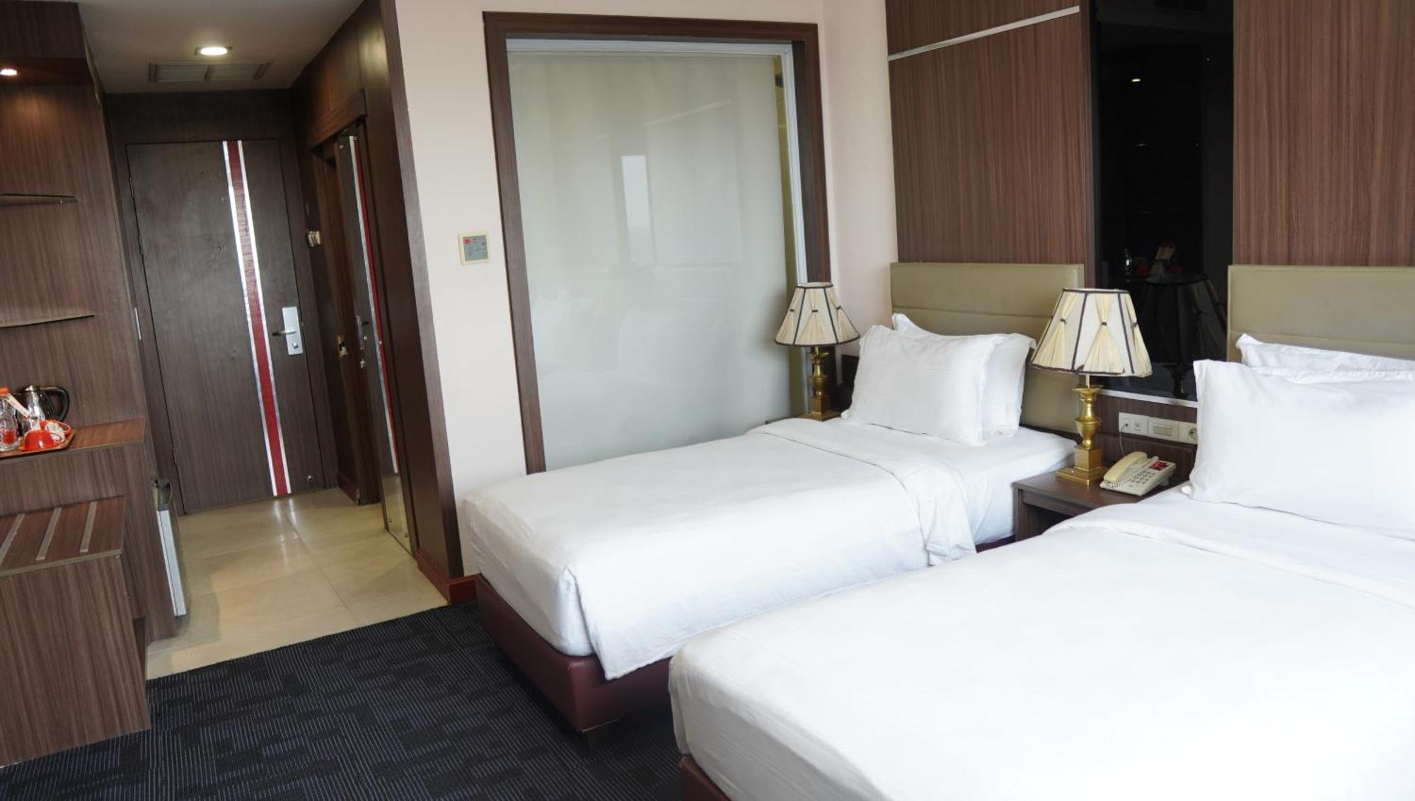 New Hollywood Hotel Pekanbaru Exterior foto